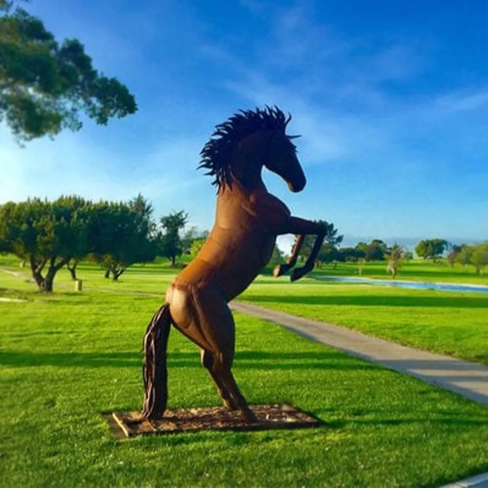 golf-and-country-club-the-club-at-crazy-horse-ranch-salinas-ca-home-course-outstanding-environment Picture of a horse statue at The club at crazy horse ranch in Salinas, California.
